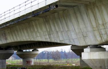 欧宝体育官方f68点top拉法尔格霍尔希姆预拌混凝土为意大利米兰的一条高速公路铺路