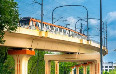 改善印度的公共交通工具，在别的地方发生城市化