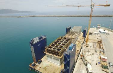 一项艰巨的任务:希腊拉法基霍尔希姆为欧宝体育官方f68点top重建圣托里尼港做出贡献